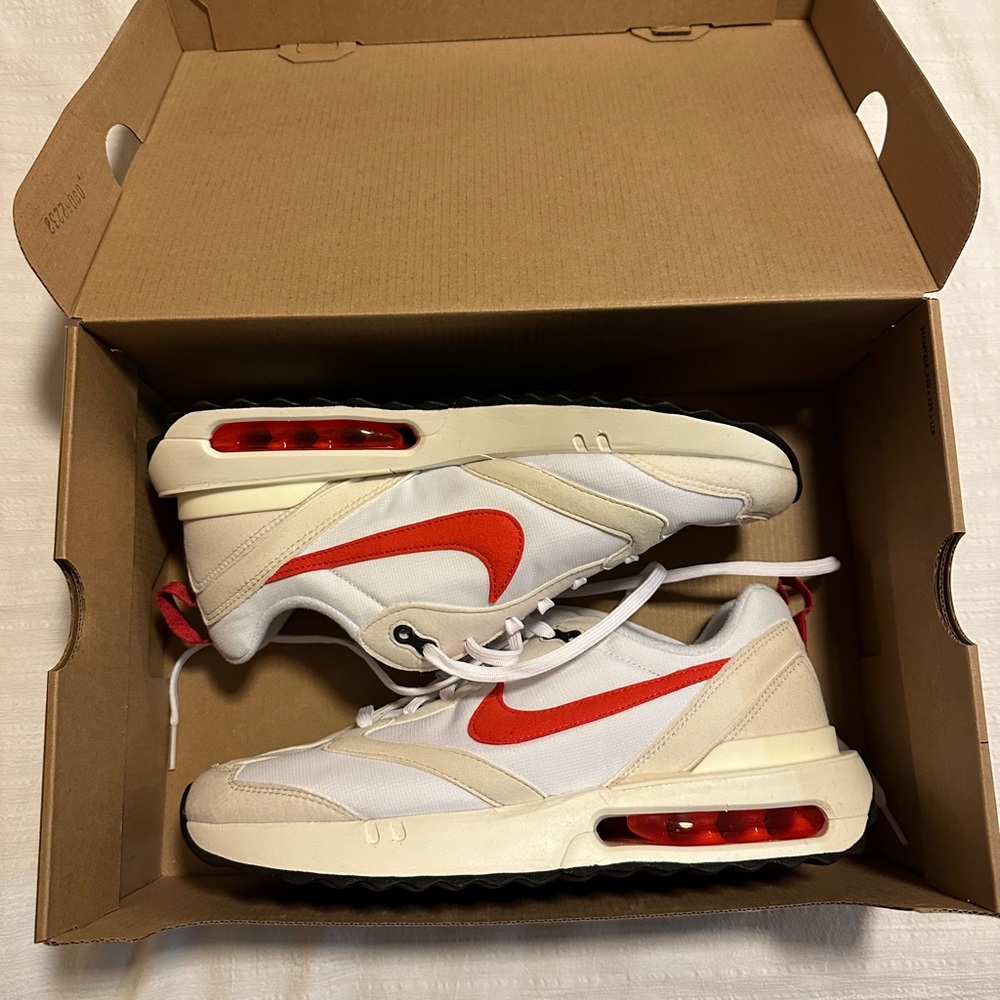 Brand New Nike Air Max Dawns Size 9